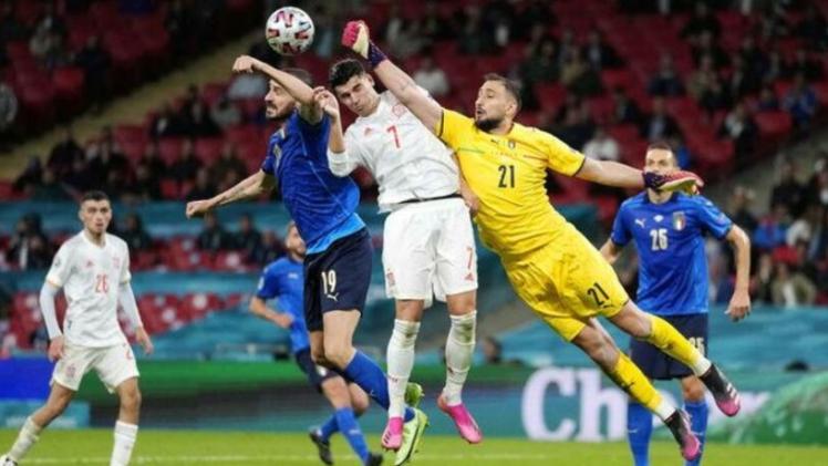 مباراة سابقة بين إيطاليا وإسبانيا