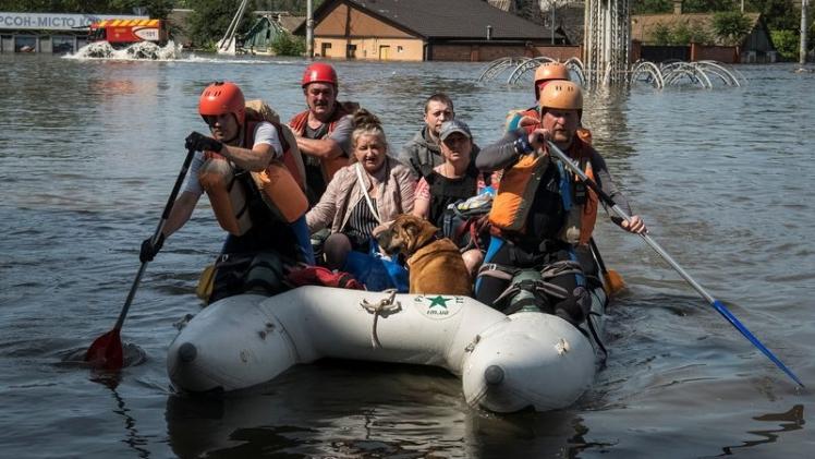 سكان المناطق المحيطة بالسد يستخدمون القوارب المطاطية لاجتياز المياه الغامرة