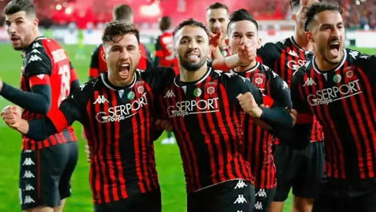 لاعبو اتحاد العاصمة يحتفلون بعد الفوز بكأس الكونفدرالية الأفريقية