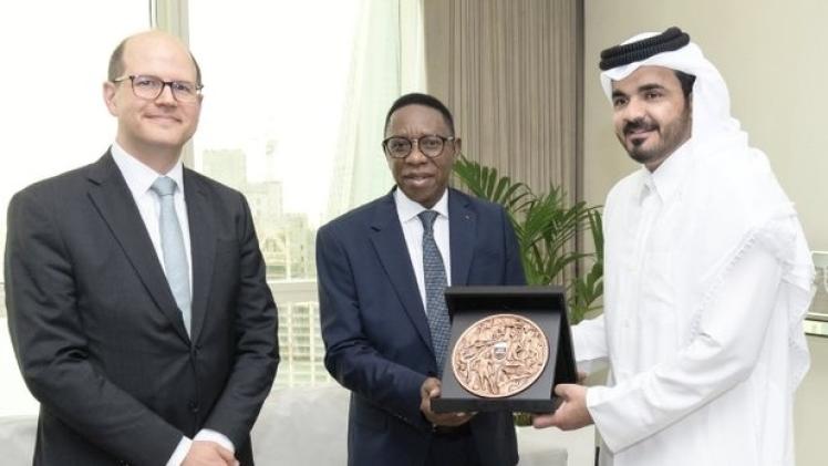 سعادة الشيخ جوعان بن حمد آل ثاني رئيس اللجنة الأولمبية القطرية مع رئيس الاتحاد الدولي لكرة السلة