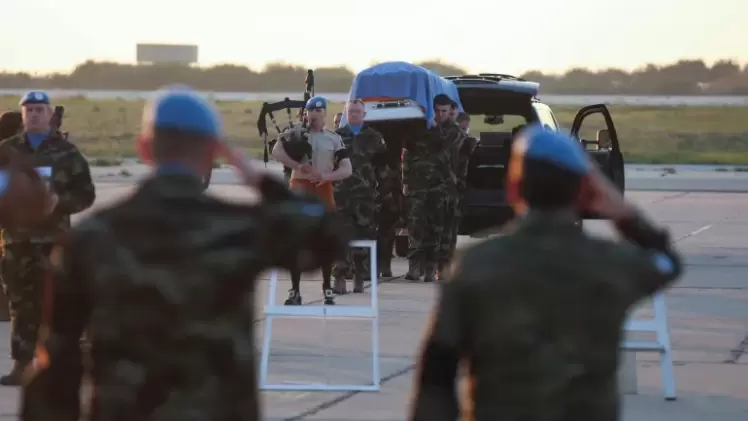 عناصر من قوات اليونيفيل يشيعون الجندي القتيل في ديسمبر الماضي