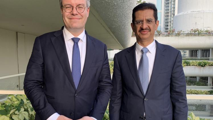 على هامش الاجتماع