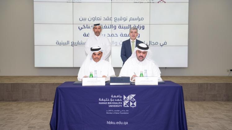 جانب من توقيع العقد