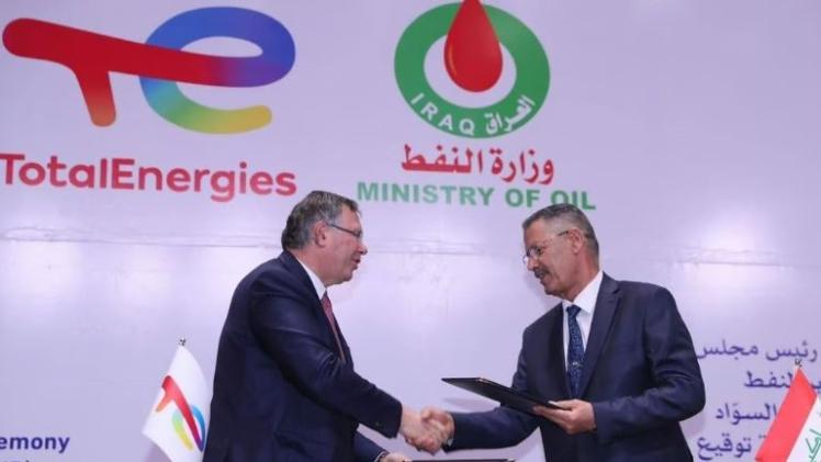 جانب من توقيع العقود