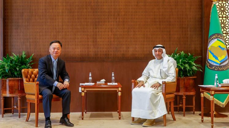 جانب من لقاء أمين عام مجلس التعاون مع سفير الصين لدى السعودية