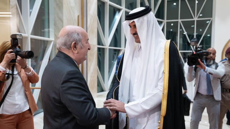 سمو الأمير في استقبال الرئيس الجزائري