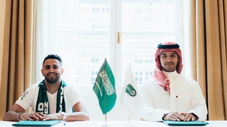 جانب من توقيع العقد