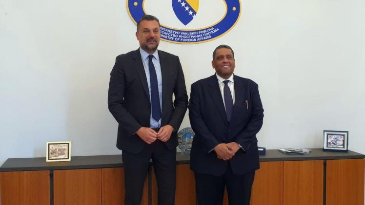 على هامش الاجتماع