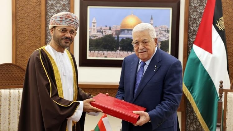 جانب من تسليم الرسالة