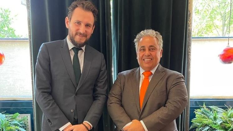 جانب من تسليم الرسالة الخطية