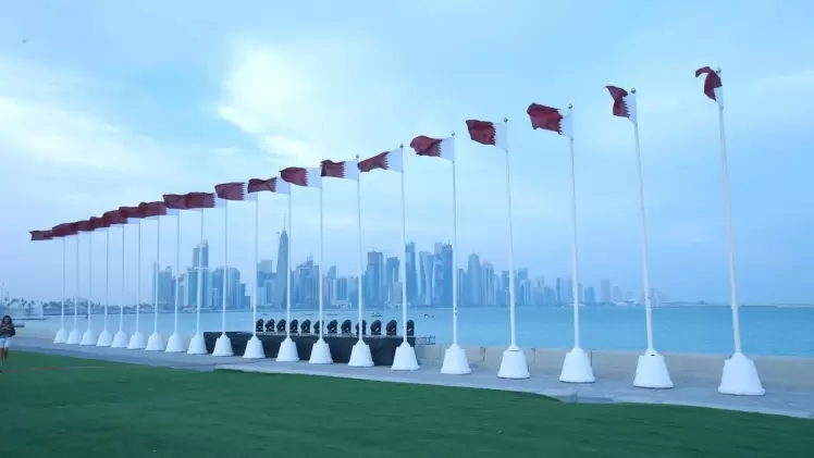 علم قطر في صورة من مدينة الدوحة