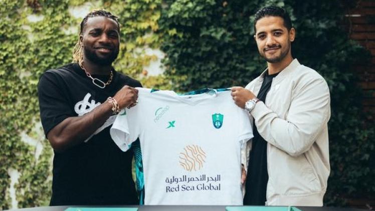 ألان سان ماكسيمان مع قميص الأهلي السعودي