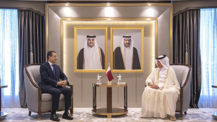 خلال تسليم نسخة من أوراق الاعتماد