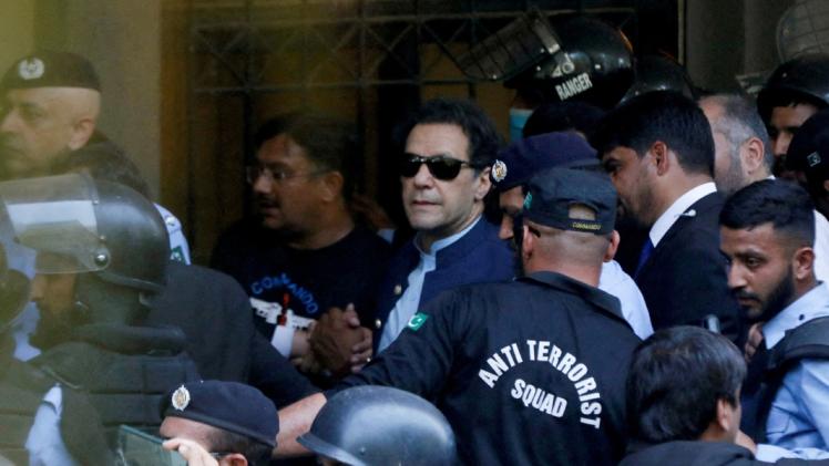 حبس رئيس الوزراء الباكستاني السابق عمران خان