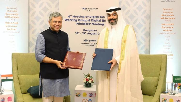 جانب من توقيع الاتفاقية