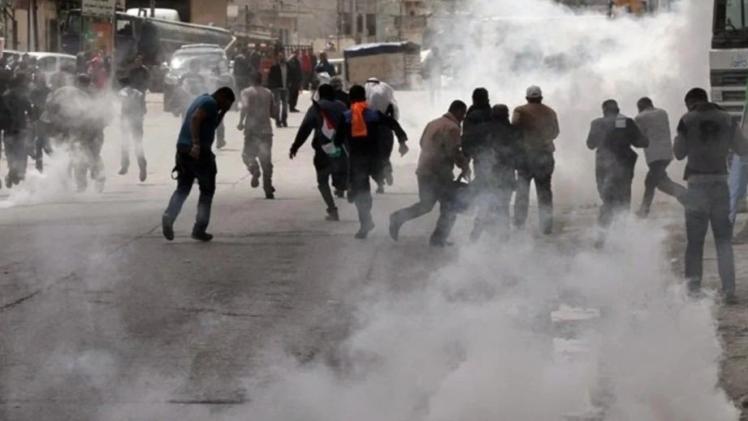 وقوع عشرات الإصابات بالاختناق