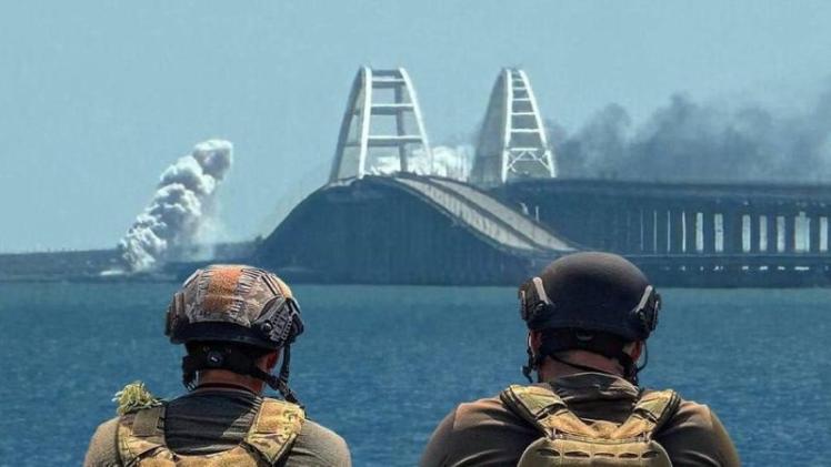 ألسنة الدخان تتصاعد من جسر القرم