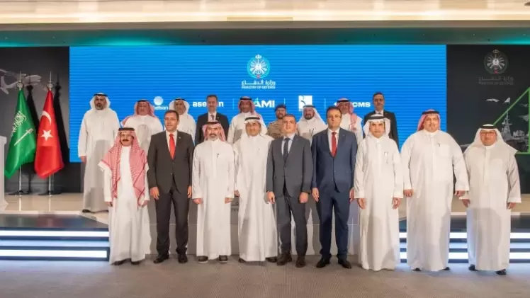 صورة جماعية عقب توقيع الاتفاقية