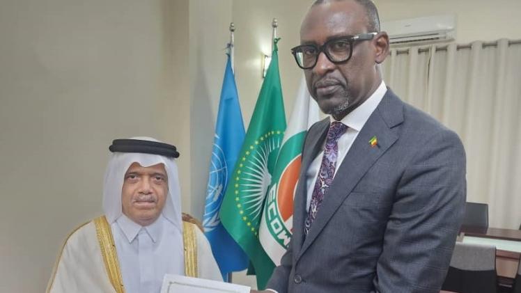 جانب من تسليم الرسالة الخطية