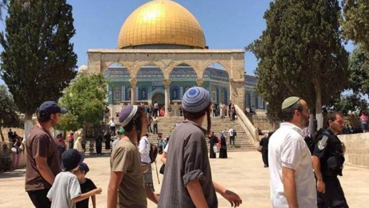 اقتحام عشرات المستوطنين باحات المسجد الأقصى