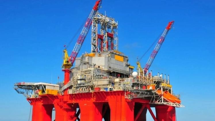 باخرة التنقيب عن النفط والغاز