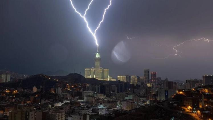 صاعقة تضرب برج "الساعة" الشهير في مدينة مكة المكرمة