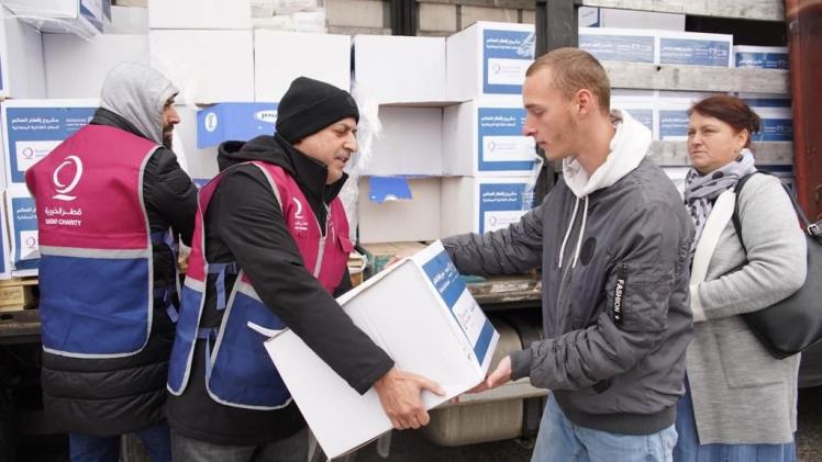 حسن النعيمي المشرف العام لمكتب قطر الخيرية في البوسنة خلال توزيع المساعدات