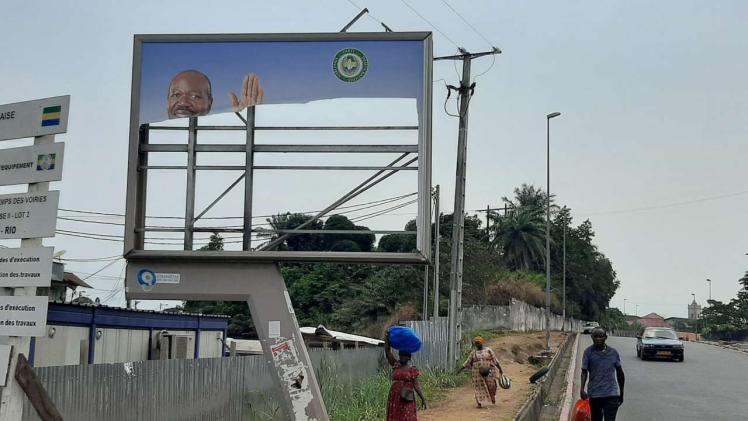 لافتة ممزقة تحمل صورة علي بونغو وسط هدوء ملحوظ في شوارع ليبرفيل