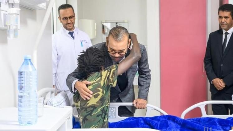 ملك المغرب في زيارة سابقة لأحد مصابي الزلزال