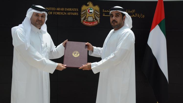 جانب من تسليم البراءة القنصلية