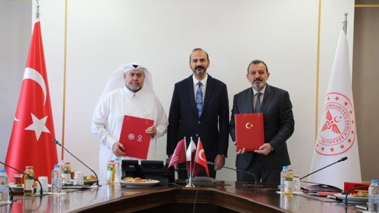 جانب من توقيع الاتفاقيات