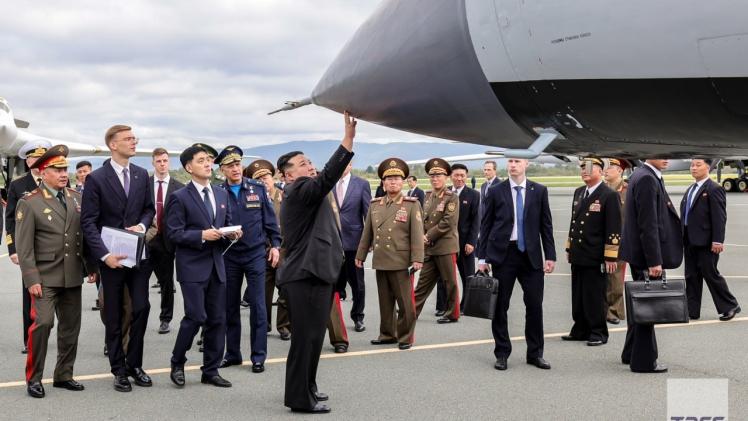 "كيم أون" يتفقد أحد الصواريخ من طراز كينجال