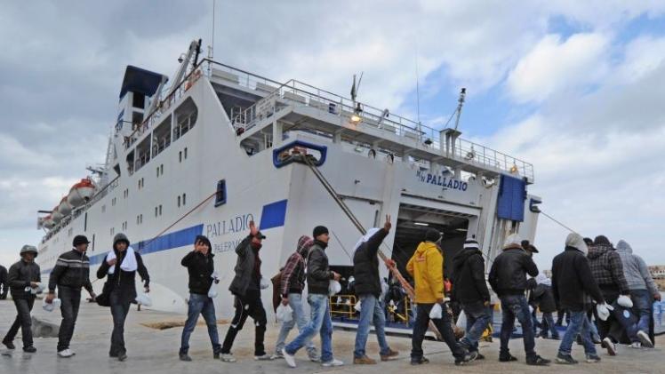 مهاجرون من شمال أفريقيا عند وصولهم إلى جنوب إيطاليا - صورة أرشيفية
