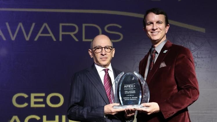 الرئيس التنفيذي لمجموعة الخطوط الجوية القطرية خلال تسلم الجائزة