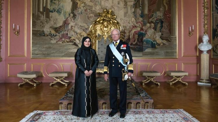 جلالة ملك السويد خلال استقباله سعادة السفيرة