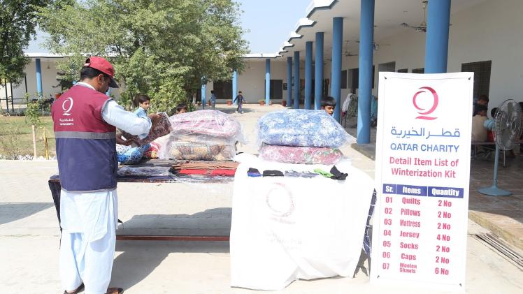 جانب من توزيع المساعدات