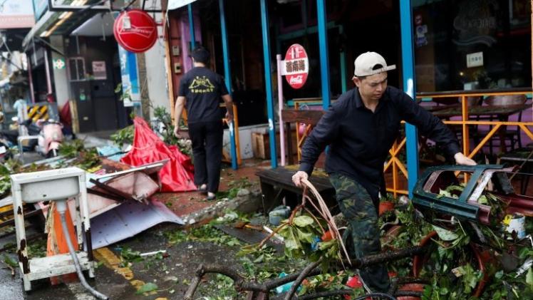 جانب من آثار الدمار الذي خلفه الإعصار كيونو على تايوان
