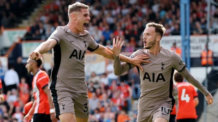 احتفال لاعبو توتنهام