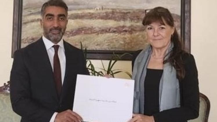 خلال تسليم نسخة من أوراق الاعتماد