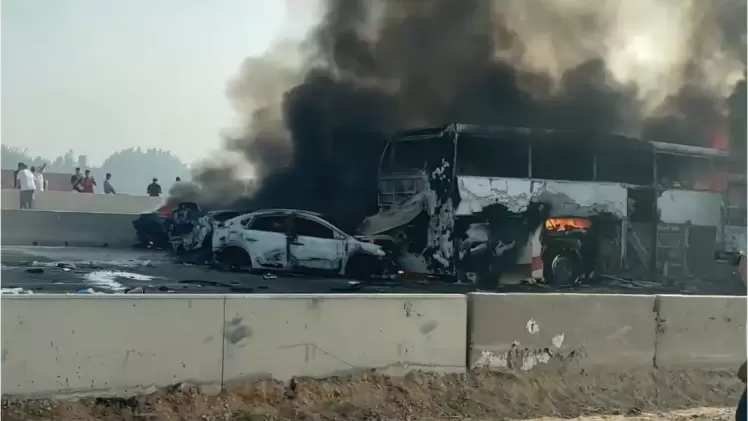 النيران التهمت عدد من المركبات بحادث طريق القاهرة إسكندرية اليوم