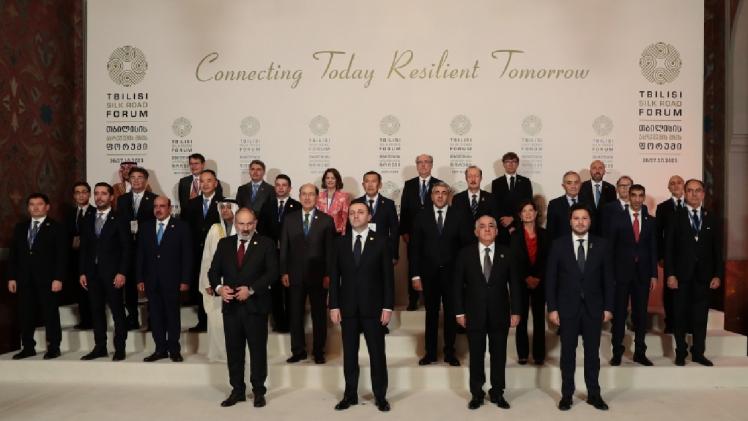 سعادة وزير المواصلات ترأس الوفد القطري بالمنتدى