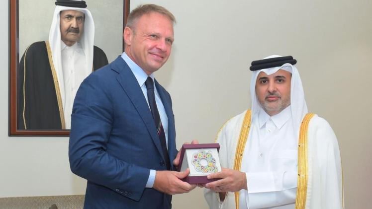 على هامش الاجتماع