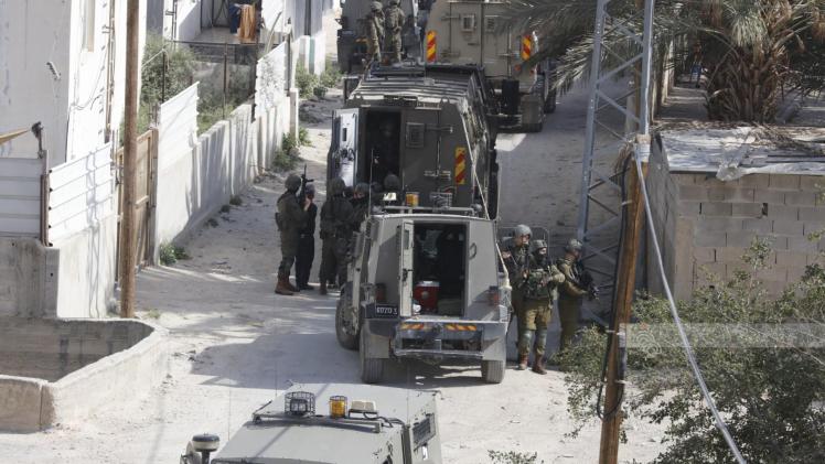 حملات اعتقالات واسعة بالضفة الغربية