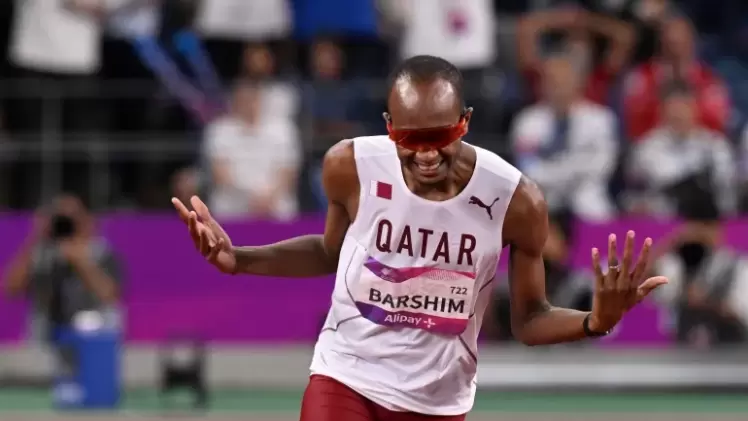 البطل القطري معتز برشم يحتفل بالذهبية