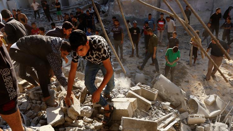 محاولات لإخراج ضحايا مجزرة الفاخورة من تحت الركام