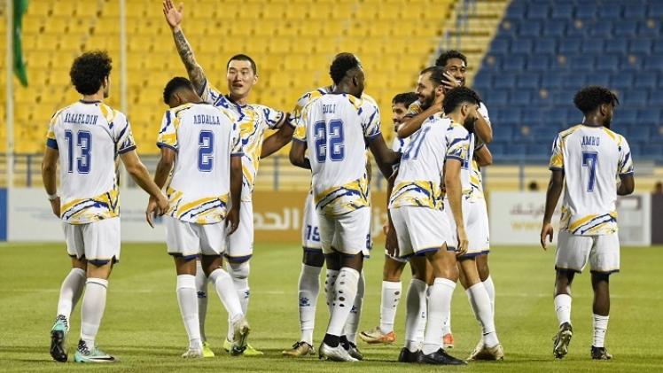 لاعبو الغرافة يحتفلون بأحد الأهداف خلال مباراة أم صلال