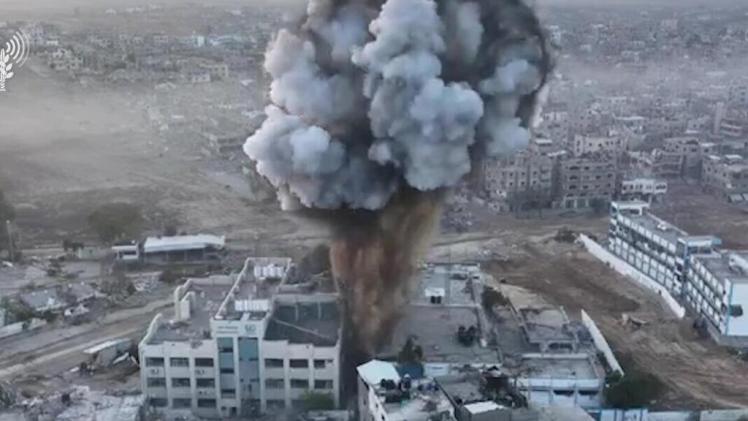 الدخان يتصاعد جراء تفجير الاحتلال لمرافق مجمع الشفاء