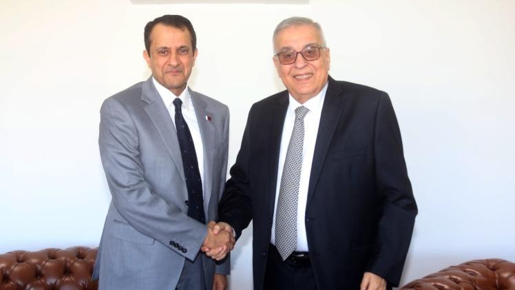 على هامش الاجتماع