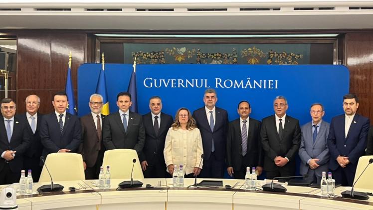 صورة جماعية على هامش الاجتماع