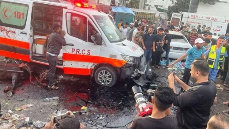 سيارات الإسعاف لم تنج من عدوان الاحتلال أمام مجمع الشفاء